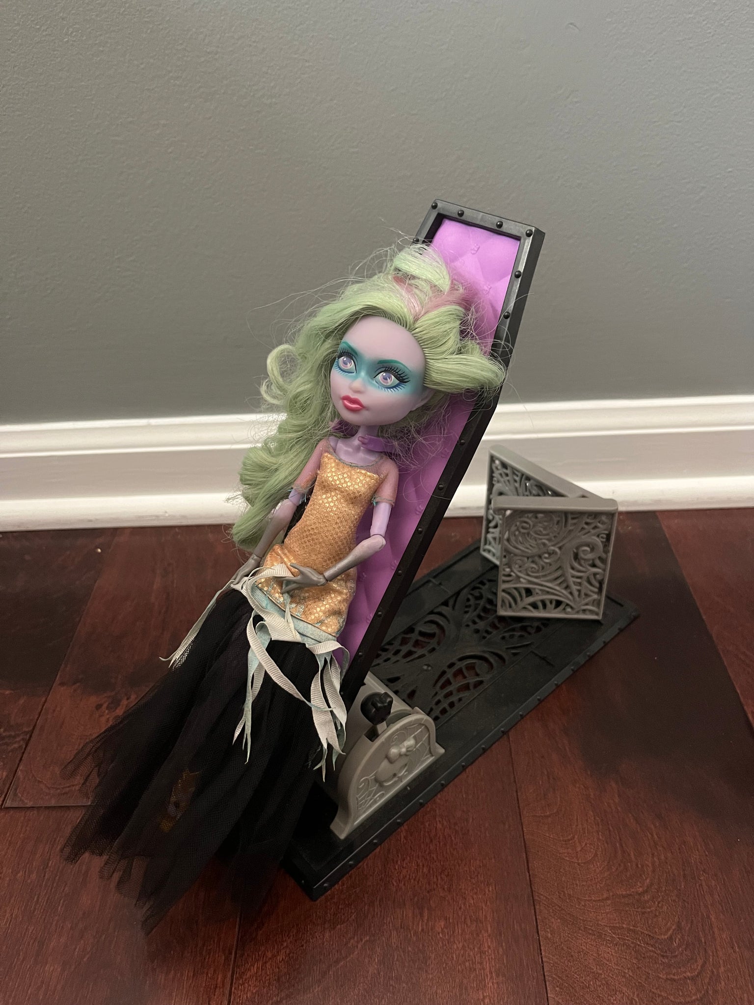 Monster High Twyla Boogeyman Haunted Doll w/ Coffin Bed & Chair